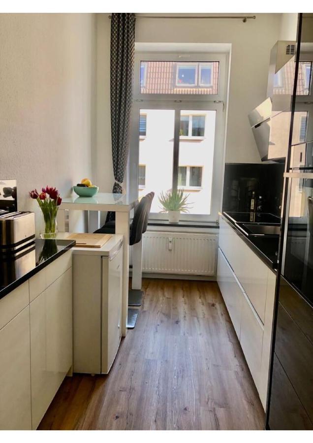 Attraktive Wohnung Mit Balkon Zum Gruenen Hinterhof Schwerin  Exterior photo