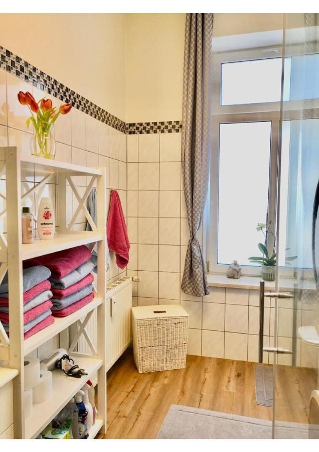 Attraktive Wohnung Mit Balkon Zum Gruenen Hinterhof Schwerin  Exterior photo
